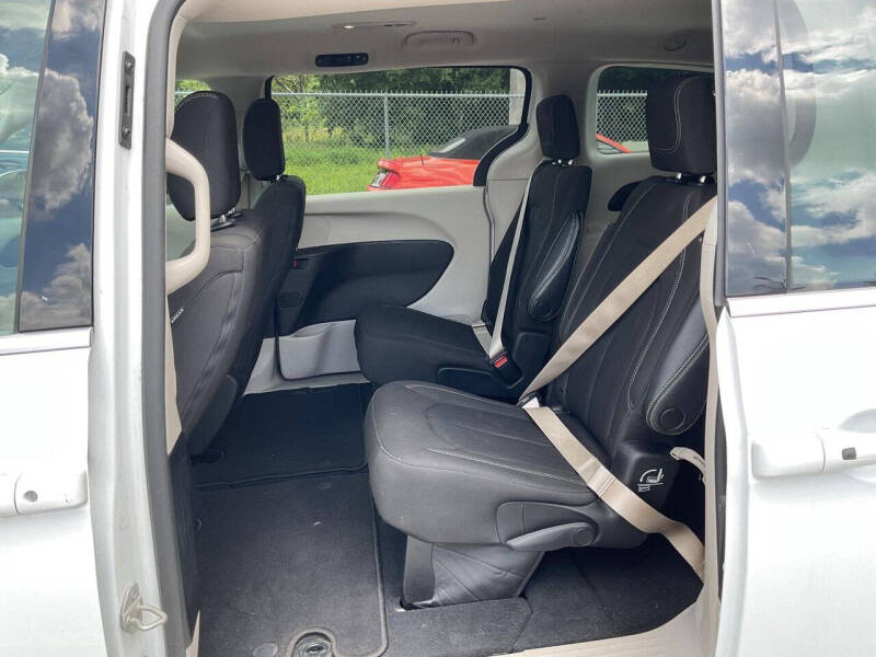 2023 Chrysler Voyager LX