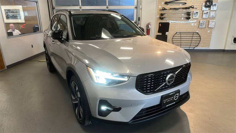 2023 Volvo XC40 B5 Plus Dark Theme