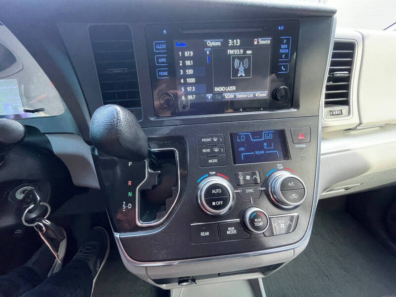 2016 Toyota Sienna LE 7-Passenger Auto Access Seat