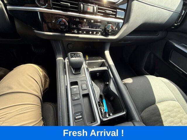 2025 Nissan Pathfinder SV