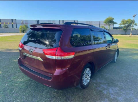 2013 Toyota Sienna XLE 8-Passenger