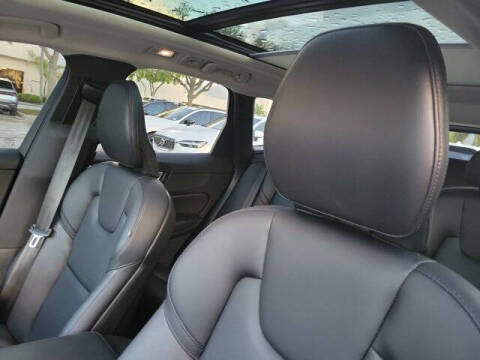 2024 Volvo XC60 B5 Core Dark Theme