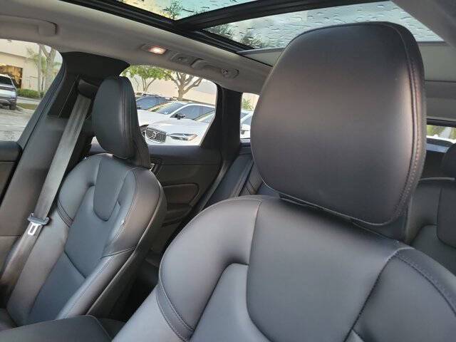 2024 Volvo XC60 B5 Core Dark Theme