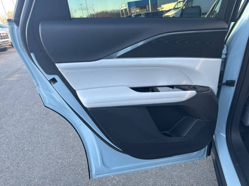 2024 Cadillac LYRIQ Luxury 1