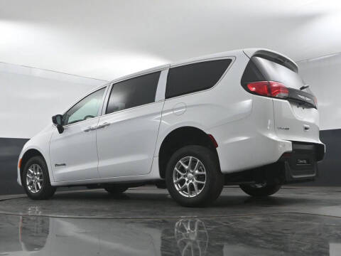 2025 Chrysler Voyager LX