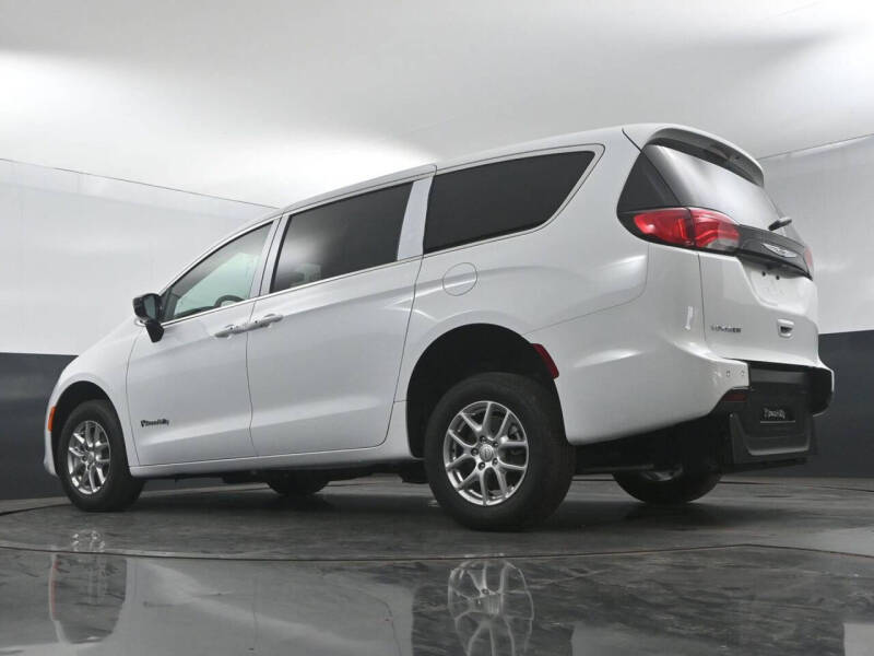 2025 Chrysler Voyager LX