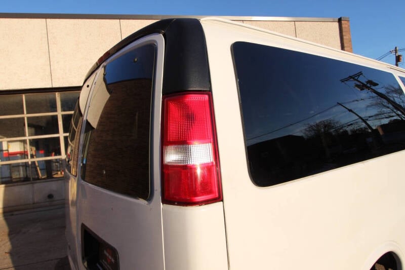 2020 GMC Savana Passenger LS photo 32