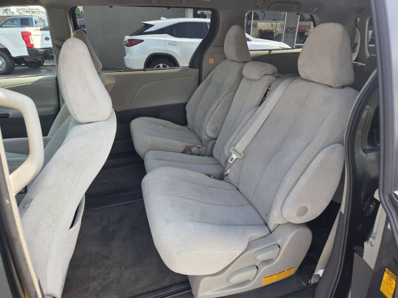 2013 Toyota Sienna LE 8-Passenger