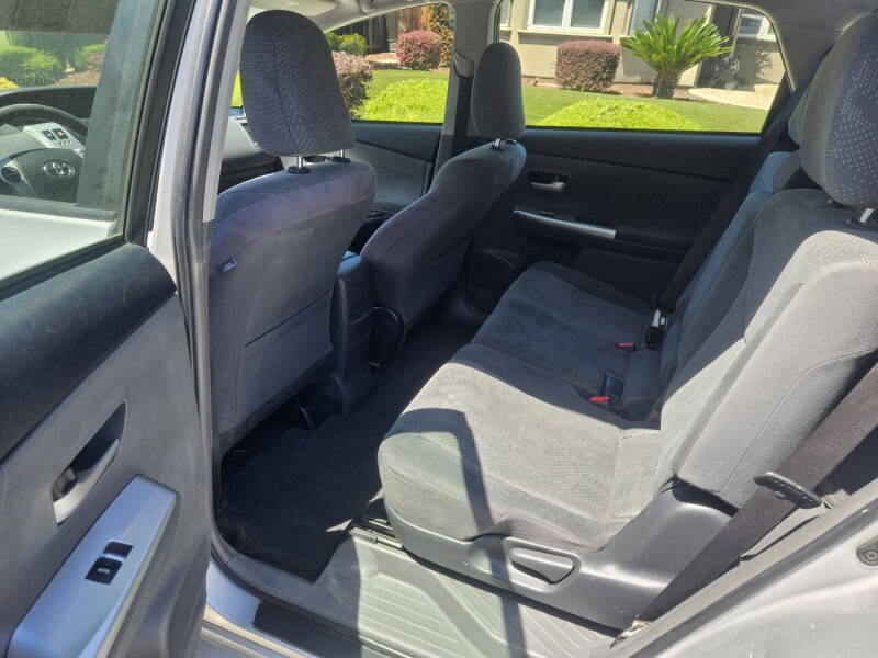 Image 9 of 2014 Toyota Prius v Two