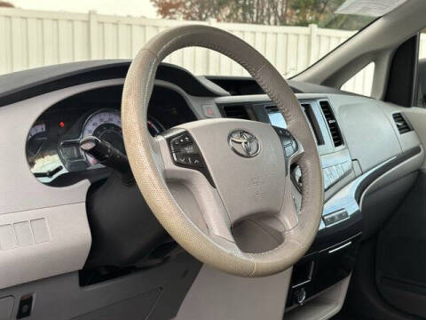 2013 Toyota Sienna SE 8-Passenger