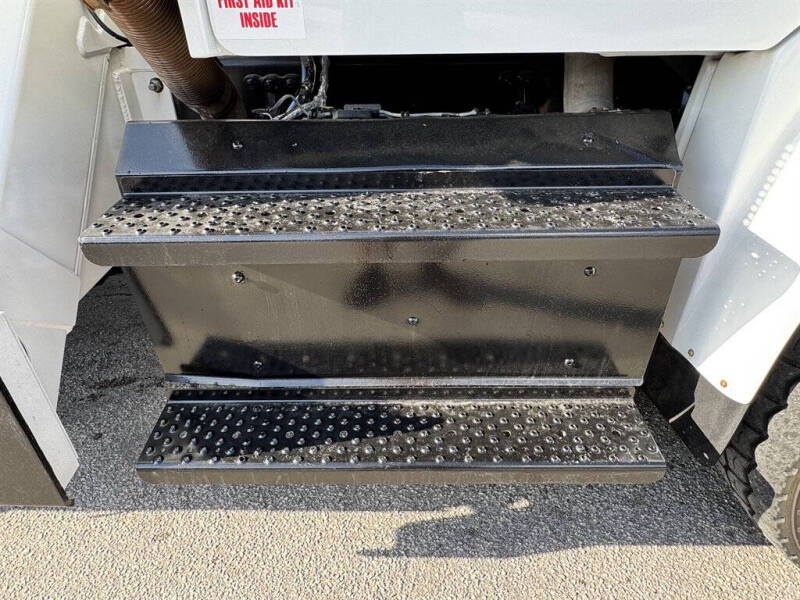 2017 Freightliner M2 106