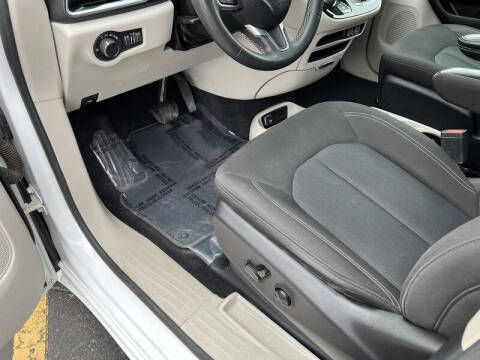 2022 Chrysler Voyager LX