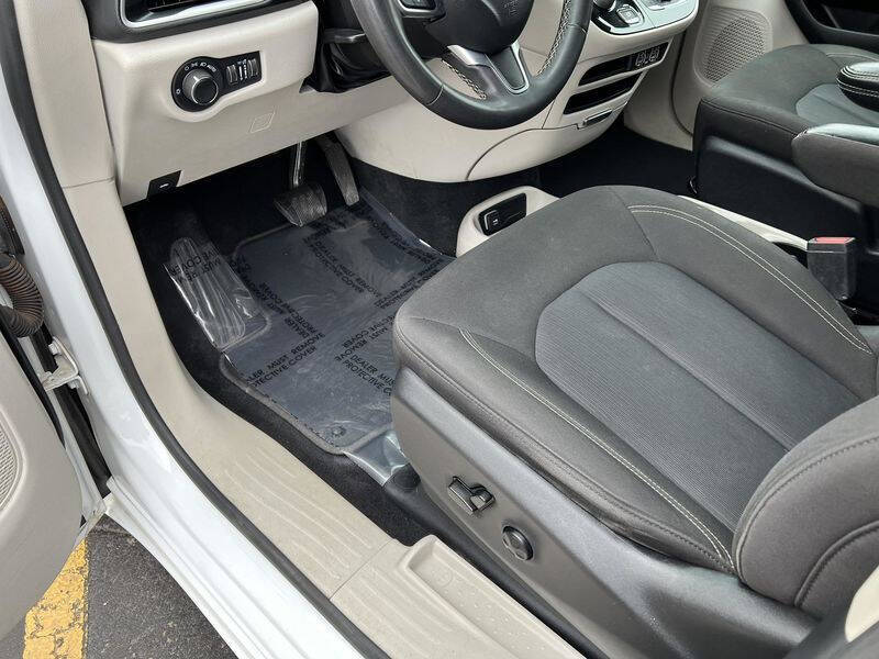 2022 Chrysler Voyager LX