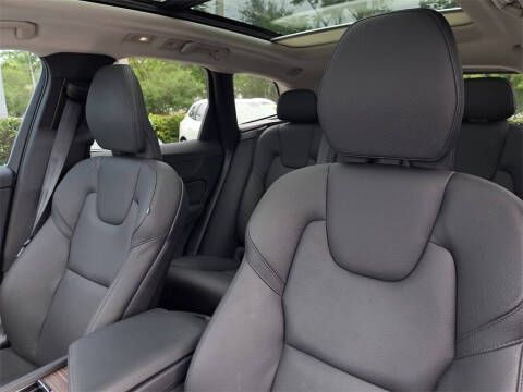 2022 Volvo XC60 B5 Momentum