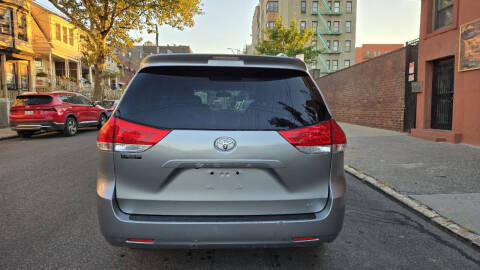 2014 Toyota Sienna LE 7-Passenger Auto Access Seat