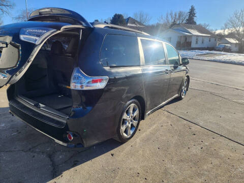 2011 Toyota Sienna SE 8-Passenger