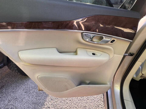 2017 Volvo XC90 T6 Momentum