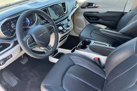 2024 Chrysler Pacifica Plug-In Hybrid Select