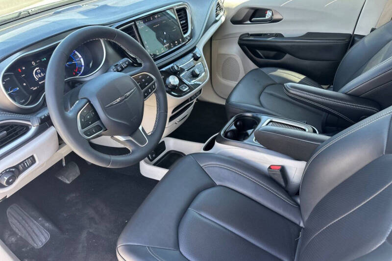 2024 Chrysler Pacifica Plug-In Hybrid Select