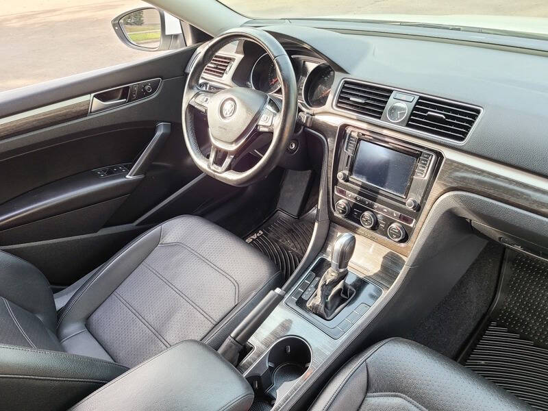 2016 Volkswagen Passat SE photo 32