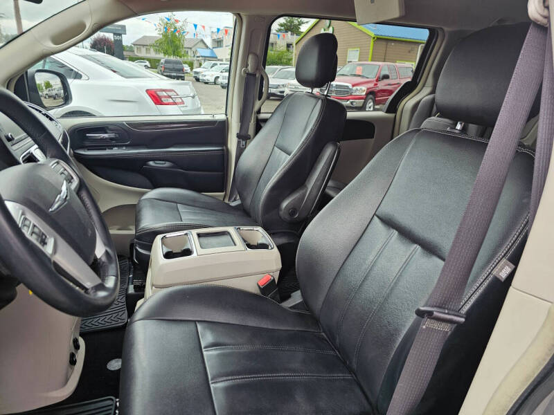 2016 Chrysler Town and Country Touring