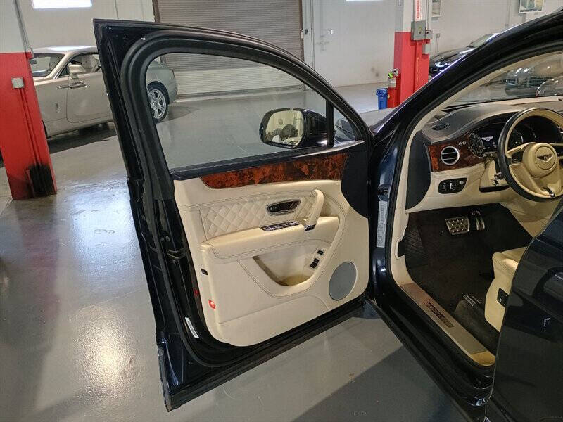 2017 Bentley Bentayga 19