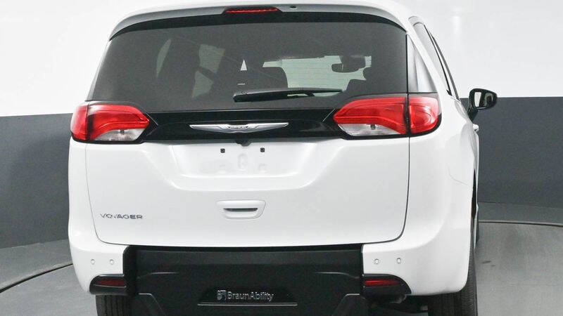 2025 Chrysler Voyager LX
