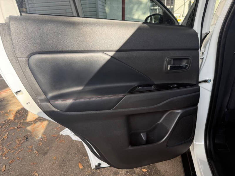 2020 Mitsubishi Outlander LE