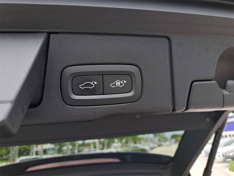 2022 Volvo XC60 B5 Momentum