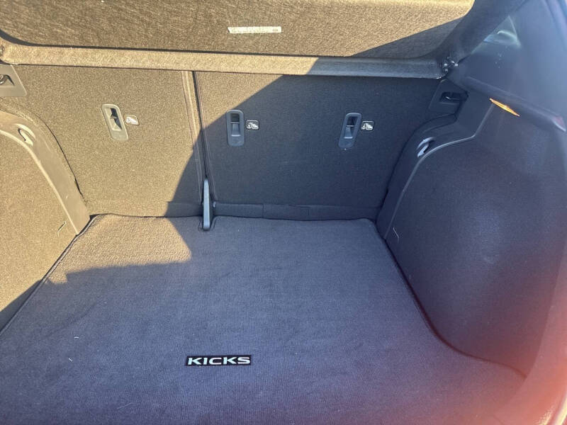 2023 Nissan Kicks SR