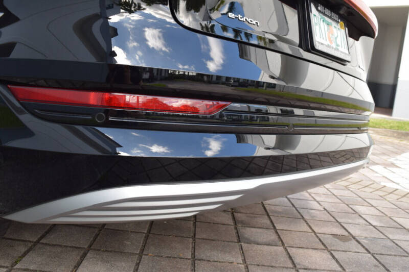 2022 Audi e-tron quattro Premium