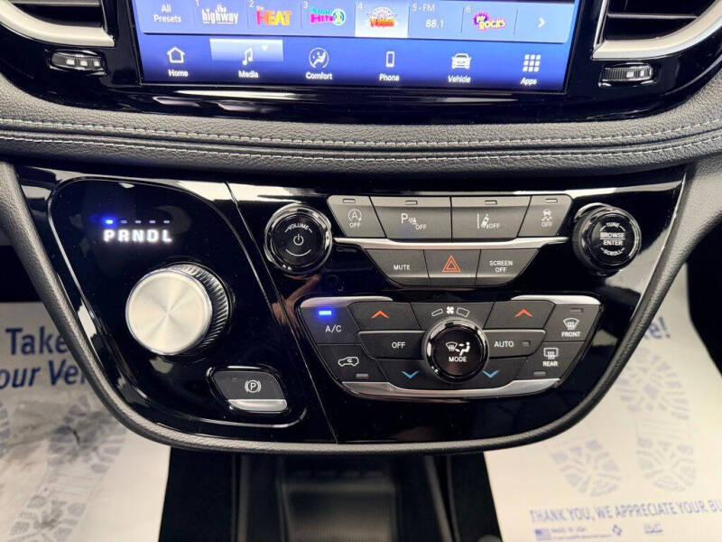 2027 Chrysler Pacifica Select