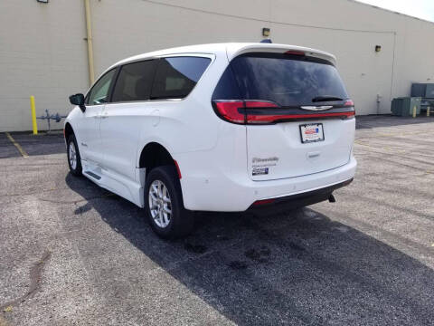 2024 Chrysler Pacifica Touring L