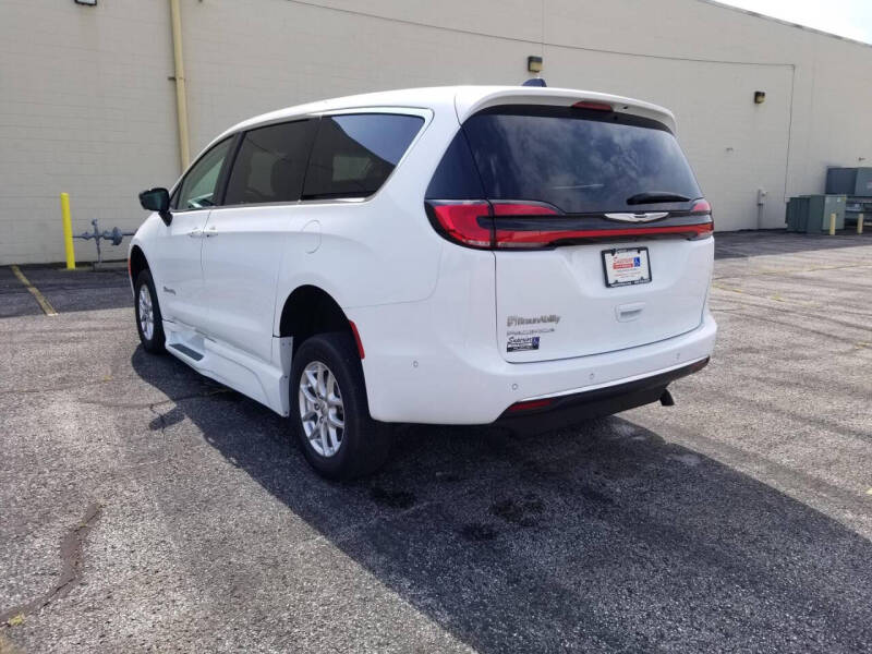 2024 Chrysler Pacifica Touring L