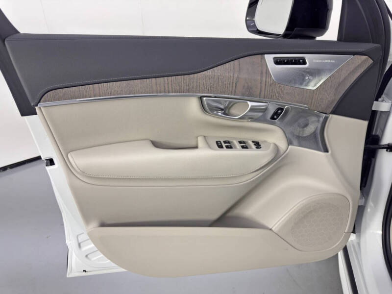 2023 Volvo XC90 Recharge T8 Ultimate Dark Theme