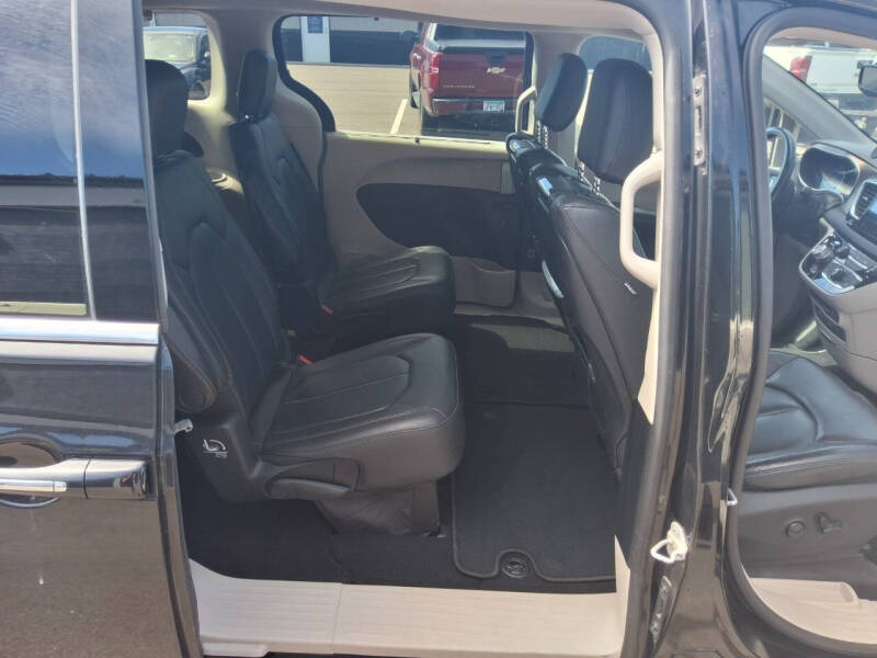 2017 Chrysler Pacifica Touring-L Plus