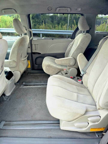 2011 Toyota Sienna LE 8-Passenger