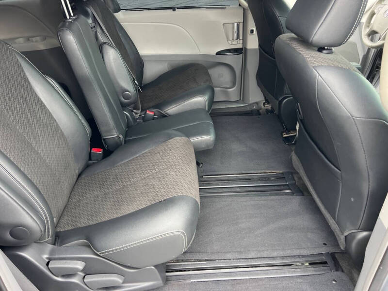 2013 Toyota Sienna SE 8-Passenger