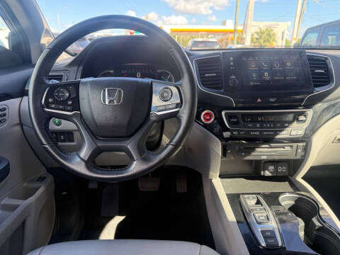 2021 Honda Pilot Touring w/Rear Captain's Chairs