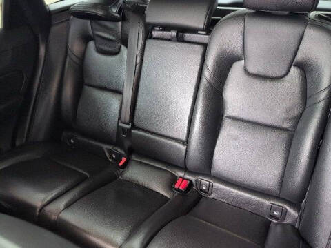 2022 Volvo XC60 B5 Momentum