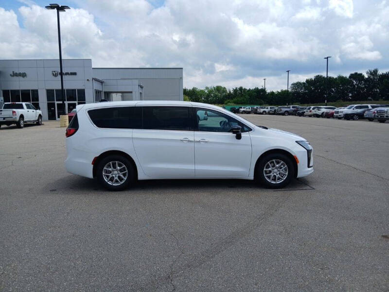 2027 Chrysler Pacifica Select