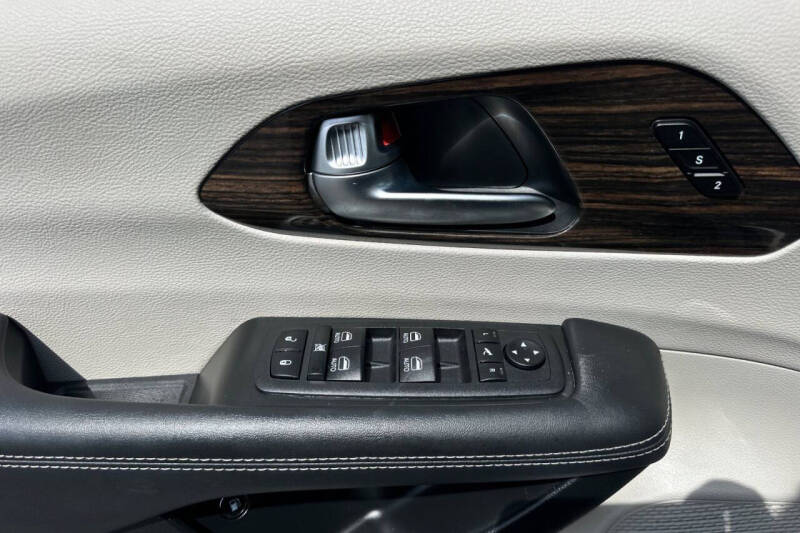 2023 Chrysler Pacifica Plug-In Hybrid Limited