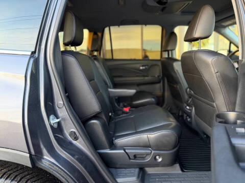 2021 Honda Pilot Touring w/Rear Captain's Chairs