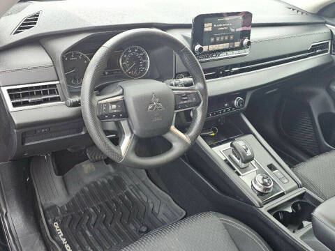 2022 Mitsubishi Outlander ES