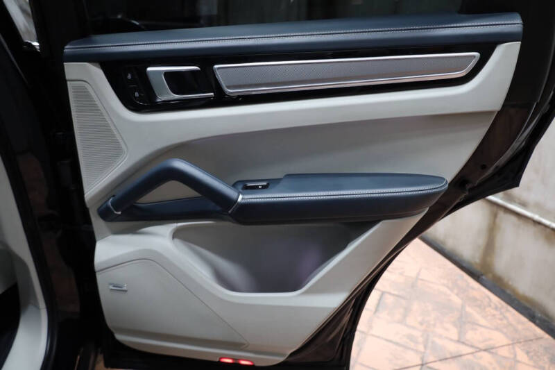 2023 Porsche Cayenne Platinum Edition