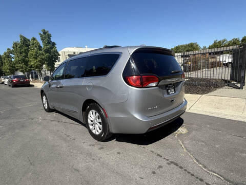 2017 Chrysler Pacifica Touring Plus