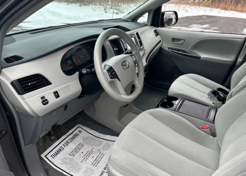 2014 Toyota Sienna LE 7-Passenger