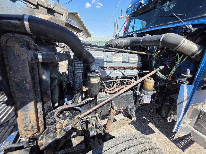 2001 Freightliner Conventional XL