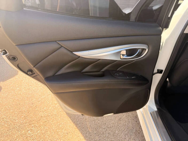 2016 Infiniti Q70 3.7