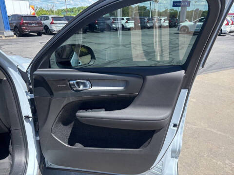 2024 Volvo XC40 B5 Plus Dark Theme